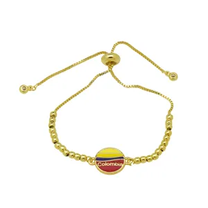 Detailansicht des verstellbaren Gold-Boxkettentarmbands mit Kolumbien-Flaggenanhänger.