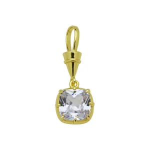 Nahaufnahme des eleganten 18K vergoldeten Kupferanhängers mit funkelndem quadratischen Zirkon.