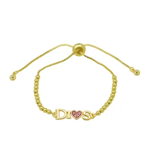 Einstellbares vergoldetes Armband mit Buchstaben Anhänger und rosa funkelndem Herz Anhänger.