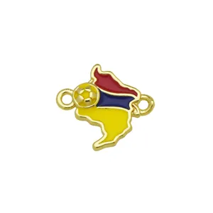 Nahaufnahme des Kolumbien Landkarte Metall Anhänger mit Fußball für DIY Schmuck.