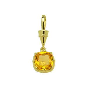 Detailaufnahme eines eleganten gelben Zirkon-Anhängers aus 18K vergoldetem Kupfer, Schmuck.