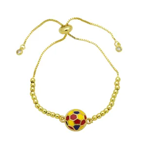 Verstellbares goldenes Perlenarmband mit buntem Emaillierter-Fußball-Anhänger für Damen Mode.