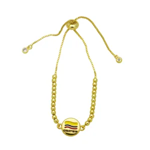 Goldfarbenes Schiebe-Boxkett-Armband mit runden Perlen und Kolumbien-Flaggen-Anhänger.
