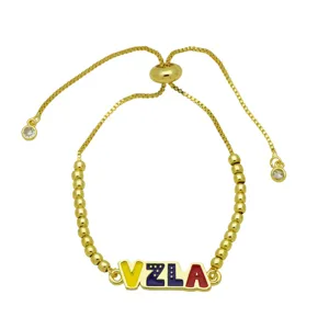 Verstellbares goldenes Armband mit runden Perlen und VZLA bunte Emaille Buchstaben Anhänger.