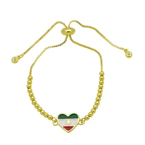 Verstellbares goldenes Kettchen Armband mit runden Perlen und farbigem Herz-Anhänger.