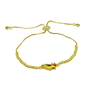 Goldfarbenes Schiebe-Boxkettchen Armband mit feinen Perlen und buntem Emaildetail.