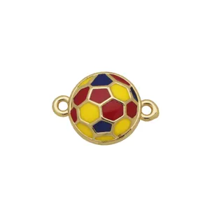 Goldener Metall Fußball Anhänger Verbinder Detailansicht, rot gelb blaue Emaillierung Schmuck