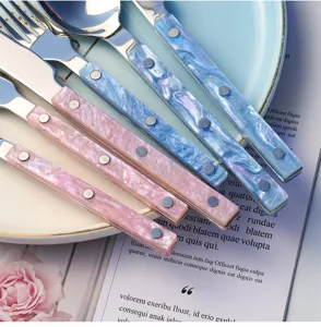 Luxe roestvrijstalen bestekset met parelmoer hars handvat en elegante biefstukmes.
