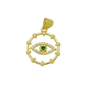 Detailansicht des vergoldeten Evil Eye Anhängers mit funkelnden Zirkonia und grünem Stein.