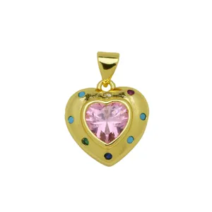 Detailaufnahme des vergoldeten Herzanhängers mit rosa Zirkonia und bunten Schmucksteinen.