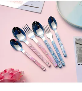 Luxe roestvrijstalen bestekset met gemarmerde harsgrepen, ideaal voor moderne tafel.