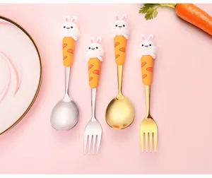 Set di cucchiaio e forchetta in acciaio inox con carota di coniglio, stoviglie carine.