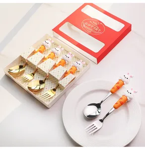 Vista dettagliata del set di cucchiaio e forchetta in acciaio inox con coniglietto e carota.