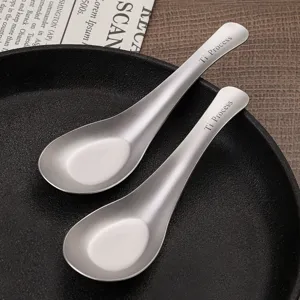Conjunto de cucharas de acero inoxidable plateado proceso de titanio vajilla portátil
