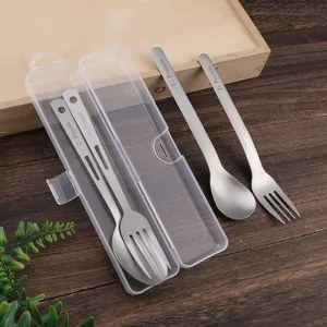 Set de couverts de camping en titane avec boite plastique, cuillere et fourchette.