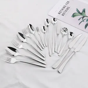 Ensemble de couverts en acier inoxydable avec couteaux à steak épais, fourchettes et cuillères.