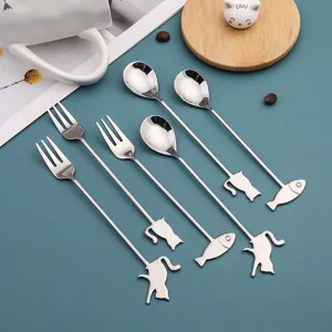 Set van roestvrijstalen kattenlepels en vorken, schattig cartoonontwerp voor koffie en dessert.