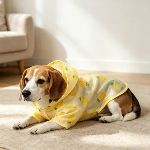 Gros plan sur les details de l'impermeable pour chien avec motif d'ananas et tissu etanche.