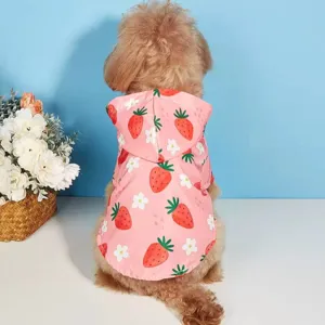 Joli imperméable rose pour animal avec imprimé fraise et détail de capuche pour petits chiens.