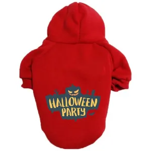 Détail en gros plan du sweat rouge pour animal avec graphique citrouille et chauve-souris.