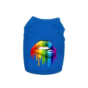 Détail gilet chien impression lèvres arc-en-ciel, tissu bleu doux vêtement chiot mignon.
