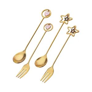 Set di cucchiai e forchette in acciaio inossidabile dorato con ciondoli a stella e cuore.