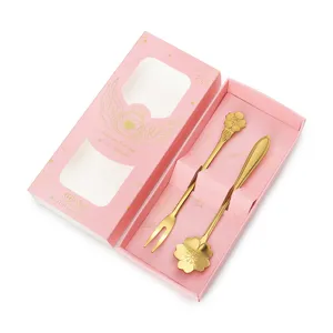 Set regalo con cucchiaio a fiore di ciliegio e forchetta da frutta in acciaio dorato.
