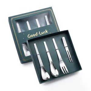 Gedengeltes Besteckset aus Edelstahl mit eleganter Geschenkbox, silberne Ausführung.