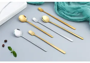 Cucharas de mango largo de acero inoxidable vista detallada acabado dorado y plateado.