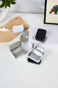 Petite boîte de rangement en métal avec couvercle à charnière pour bijoux et petits objets.