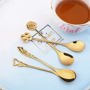 Juego de cucharas de postre de acero inoxidable dorado con mangos florales y de corazón.