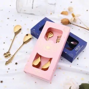 Set de regalo de cucharas de acero inoxidable con mangos de rosa y corazón, ideales para postres.