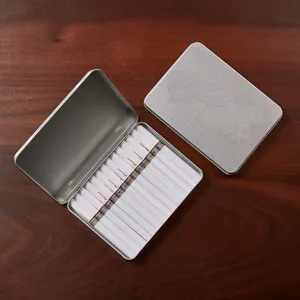 Draagbare metalen blikken doos met klepdeksel opbergdoos voor kaarten foto's en kleine items.