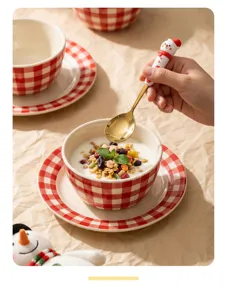 Set di ciotole e cucchiai in ceramica a quadri rossi e bianchi di Natale, stoviglie.