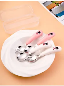Set de couverts portables pour enfants en acier inoxydable avec cuillère et fourchette.