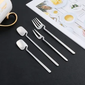 Ensemble de cuillères à tasse et fourchettes à dessert en acier inoxydable brossé.