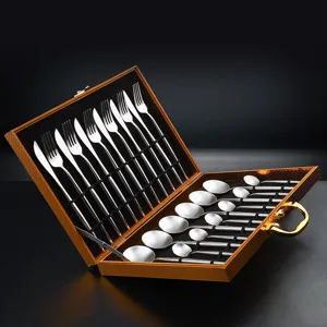 Set di posate in acciaio inossidabile in lussuosa confezione regalo, elegante servizio tavola.