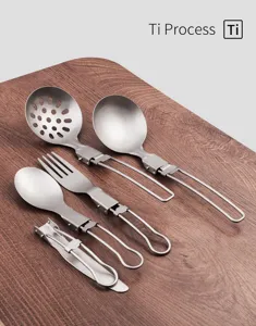Détail de couverts de camping en titane, cuillère fourchette couteau pliants et légers.