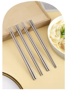 Set di bacchette in titanio quadrato metallo bacchette antiscivolo dettaglio cucina