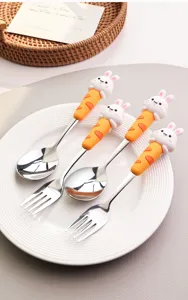 Dettaglio posate cucchiaio e forchetta in acciaio inox con manico carota coniglietto