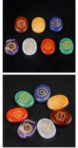 Natürliche 7 Chakra Kristall Palmsteine Set ovale gravierte Heilsteine für Yoga Meditation.