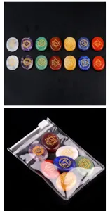 Natürliche Kristall Achat Chakra Steine Set, 7 Stück ovale Handsteine mit gold gravierten Symbolen.