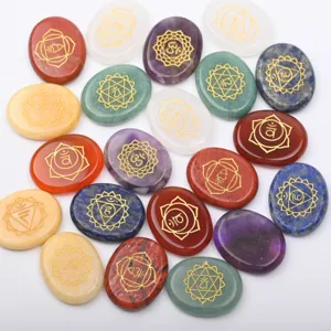 Natürlicher Achat Bergkristall Sieben Chakra Steine Gravierte Runensymbole Yoga Kristall Handflächenstein Set Für Meditation