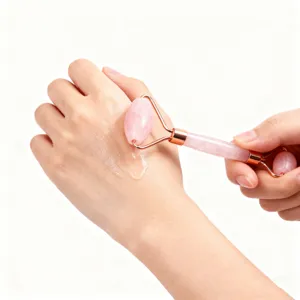 Natürlicher Rosenquarz Gesichtsroller Doppelter Jade Massager für Hautpflege und Entspannung.