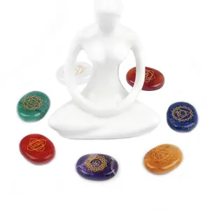 Naturstein 7 Chakra Steine Set mit meditierender Keramikfigur fuer Yoga und Heilenergie.
