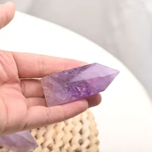 Detalle de varita de cristal de amatista natural, pilar hexagonal pulido primer plano.