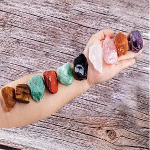 Set di pietre di cristallo grezze naturali per la guarigione dei chakra e aromaterapia home.