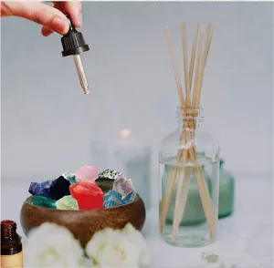 Set diffusore per aromaterapia in pietra grezza di cristallo naturale con contagocce e flacone.