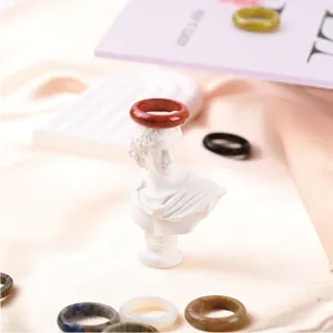 Detailansicht aus natürlichem Kristall-Achat-Jade-Ring, minimalistisches Edelstein-Schmuckstück.