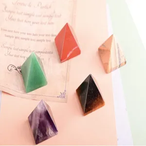 Ensemble de pyramides en cristal naturel pierres de guérison déco bureau détail